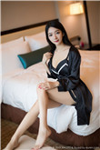 两女一杯